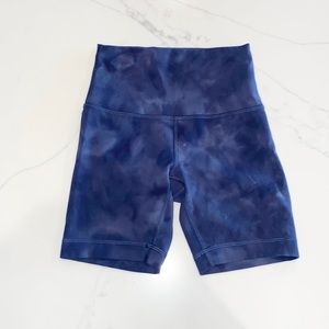 Lululemon Blue Tie Dye Elastic Waist High Rise Biker Short Size 2 Inseam 6”